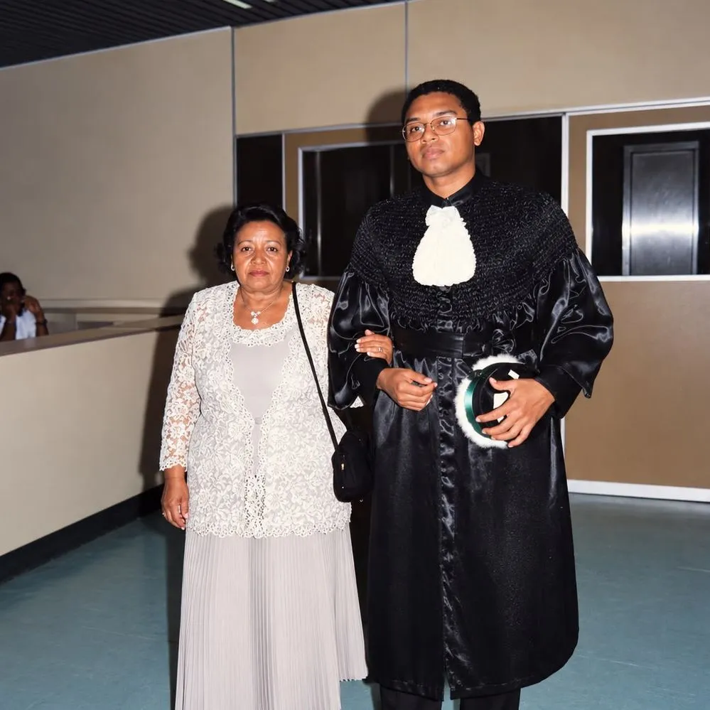 O Dr. Ribamar de beca, de braço dado com a mãe, na formatura em Medicina, em Belém, em 1995.