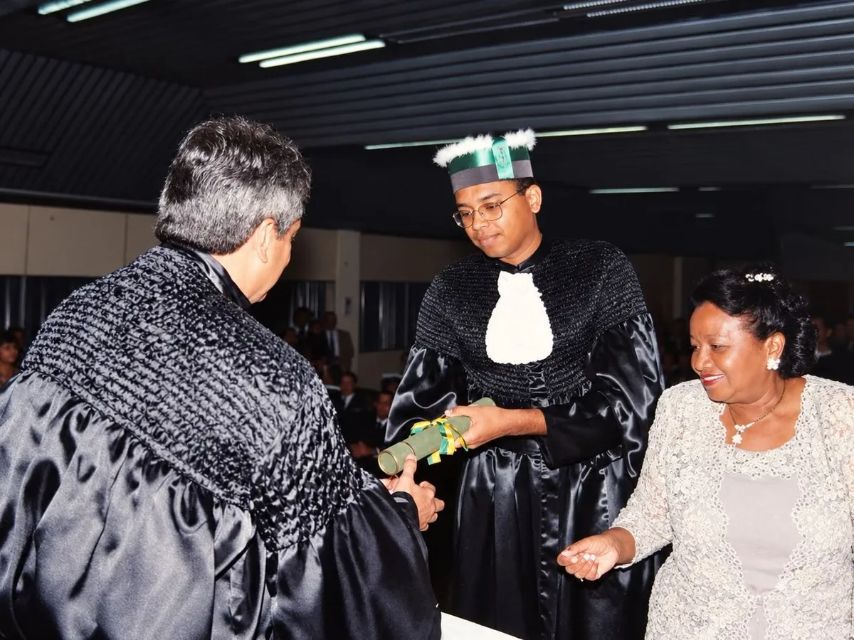 Formatura em Medicina na Universidade Federal do Pará, em 1995: o Dr. Ribamar recebe o diploma, com a mãe ao lado.